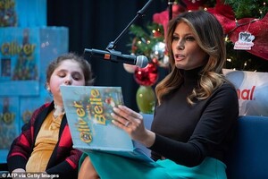 21919726-7765237-Melania_s_skirt_matched_the_cover_of_the_book_she_read_Oliver_th-a-130_1575674919421.jpg