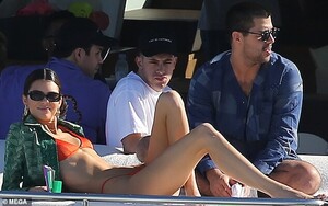 21921368-7765349-Changing_it_up_When_Kendall_was_spotted_on_the_yacht_this_Friday-a-16_1575674900047.jpg