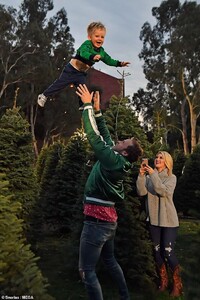 21946038-7767335-Spencer_Pratt_was_seen_with_his_wife_Heidi_Montag_and_son_Gunner-a-24_1575744432453.jpg
