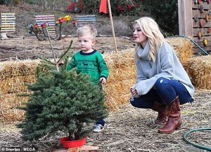21946040-7767335-Gorgeous_Heidi_appeared_all_comfortable_and_cozy_in_an_oversized-a-26_1575744432584.jpg