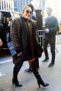 21948152-7767481-Bringing_the_glam_Jennifer_accessorised_with_a_pair_of_large_tre-a-35_1575748805577.jpg