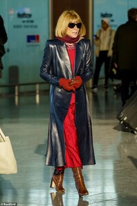 21970150-7769083-Airport_chic_Anna_showed_off_her_fashion_credentials_in_a_leathe-a-3_1575817409668.jpg