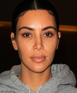 22018376-7773279-Fresh_faced_Kim_appeared_to_be_wearing_little_to_no_makeup_with_-a-7_1575919955040.jpg