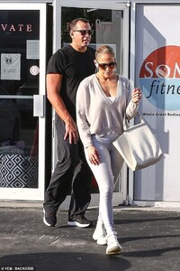 22026652-7773869-On_the_move_Here_the_two_are_seen_leaving_the_gym_one_after_anot-a-1_1575939084983.jpg