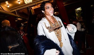 22032452-7774655-Accessories_Winnie_had_her_raven_tresses_styled_in_waves_and_com-a-67_1575947841993.thumb.jpg.8e719208a2d4f5711d2883d42636738a.jpg