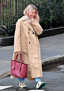 22074722-7777367-Chic_The_American_Sniper_star_looked_effortlessly_chic_in_a_pair-a-62_1576016989357.jpg