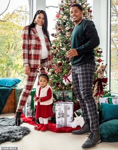 22079752-7778903-Holiday_spirit_Chanel_Iman_29_posed_with_her_New_York_Giant_husb-a-26_1576030260151.jpg