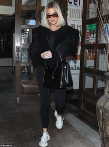22082642-7779117-Legging_it_The_35_year_old_threw_on_a_fleece_trim_black_coat_and-a-84_1576036711915.thumb.jpg.a0093ddc9a301849b2daf7f4b316d5ac.jpg