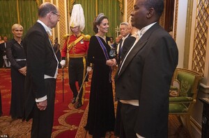22122842-7781543-The_duchess_wore_a_floor_length_navy_velvet_Alexander_McQueen_go-a-3_1576144310198.jpg