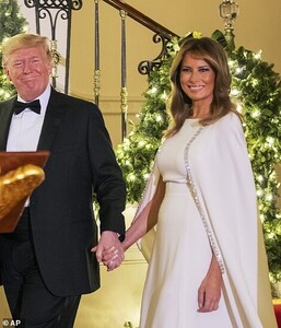 22184408-7787829-Melania_showcased_her_somewhat_modest_ensemble_from_a_side_angle-a-96_1576211320329.jpg