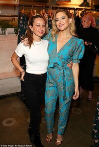 22192084-7788429-Showbiz_legacies_Kate_also_posed_up_for_the_shutterbugs_with_an_-a-25_1576252016060.jpg