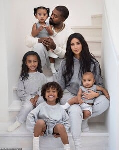 22209796-7790045-Happy_holidays_from_the_Wests_Kim_Kardashian_unveiled_her_family-a-78_1576256692316.jpg