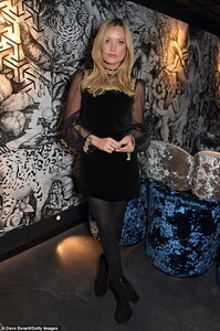 22212626-7790381-Glowing_Laura_Whitmore_looked_every_inch_the_leading_lady_at_a_p-a-13_1576267770807.jpg