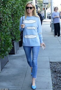 22225812-7791537-What_fun_The_blonde_beauty_looked_both_colorful_and_cozy_in_a_cl-a-24_1576298447415.jpg