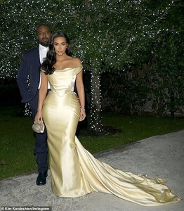 22272200-7794831-Unique_style_Kim_Kardashian_exuded_old_Hollywood_style_and_glam_-a-5_1576430552333.jpg