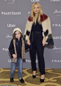 22282280-7795573-Hot_mama_Zoe_also_wore_a_furry_four_tone_jacket_when_she_posed_w-a-8_1576500923304.jpg