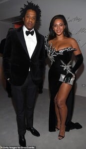 22286434-7795943-Relationship_goals_Husband_Jay_Z_put_on_a_dapper_display_in_a_bl-a-2_1576487822402.jpg