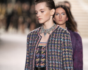 224234823_ChanelMetiersArt20192020RunwayLeGrandvM4sZkEqCywx.thumb.jpg.e0a1dcfed717fc369a19c51a1bac465a.jpg