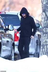 22507108-7815231-All_done_The_Academy_Award_winner_trekked_back_to_his_car_after_-a-104_1576872314347.jpg