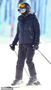 22507118-0-Workout_Leonardo_looked_like_a_professional_athlete_dressed_for_-a-97_1576871288193.jpg