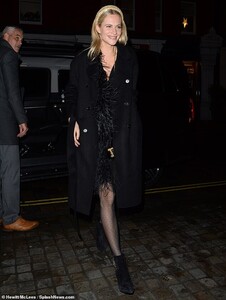 22523824-7816425-Gorgeous_Poppy_Delevingne_33_looked_festive_and_chic_in_a_black_-m-183_1576929288389.jpg