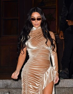 22587736-7821443-Shades_Despite_her_post_opera_outing_taking_place_in_the_evening-a-44_1577103982945.jpg