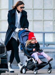 22638190-7825485-Bundled_up_The_33_year_old_kept_warm_in_an_oversized_black_trenc-a-73_1577220145709.thumb.jpg.25b3a9e2a2827d818e530afc81232f60.jpg