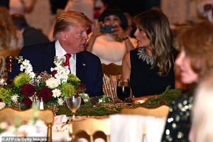 22644284-7825703-President_Trump_and_Melania_Trump_ate_in_the_ballroom_at_Mar_a_L-a-5_1577286630111.jpg