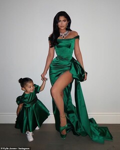22646392-7825961-Christmas_spirit_Kylie_Jenner_was_definitely_in_the_Christmas_sp-a-19_1577250613565.jpg