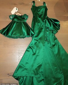 22646566-7825961-Dresses_Jenner_shared_a_photo_of_Stormi_s_tiny_dress_next_to_her-a-20_1577250613715.jpg