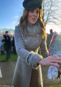 22653726-7826245-Kate_Middleton_meets_the_public-a-15_1577282172999.jpg