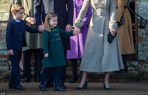 22654082-7826245-Princess_Charlotte_smiles_as_she_holds_her_mother_s_hand_next_to-a-17_1577291065349.jpg