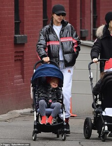 22691714-7829013-Mom_is_always_on_Irina_Shayk_was_seen_rocking_a_comfortable_off_-a-2_1577405004072.jpg