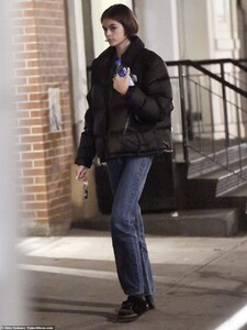 22718268-7830969-All_alone_Kaia_carried_a_bottle_of_water_as_she_returns_to_her_a-a-20_1577485556038.jpg