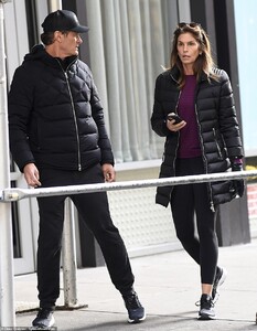 22718278-7830969-A_very_bad_day_Cindy_Crawford_and_her_husband_Rande_Gerber_were_-a-28_1577485556300.jpg