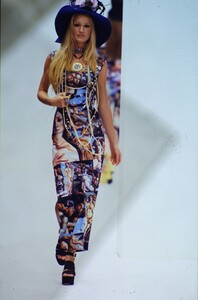 272539860_dolce-gabbana-ss-1993(1).thumb.jpg.3fc1317b4be40778ffdfdaec78bb1e14.jpg