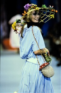 30169065_claudia-schiffer(13).thumb.jpg.9fdb7e4b1d3c8a43e7a2c0f5b76b8110.jpg