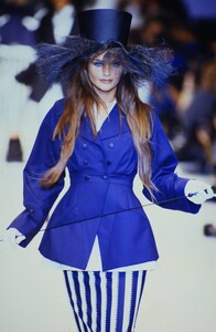 348751437_karl-lagerfeld-ss-1993(8).thumb.jpg.cc98463b5bb52e88db86662b616b2e66.jpg