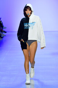367275526_ChromatSpringSummer2020NewYorkFashionFIRQVVVNGzQx.thumb.jpg.714194b7fc89376089b9958dc59e756b.jpg