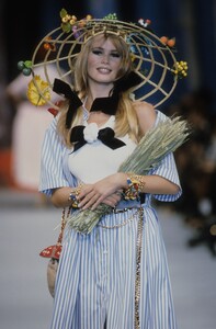 385256984_claudia-schiffer(14).thumb.jpg.009847fca68870f22970722ec6930f89.jpg
