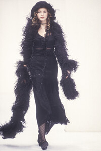 387121514_DolceGabbana1993WomenRTW5.thumb.jpg.37edb72d2bc89c92fd99446d16b12cbf.jpg