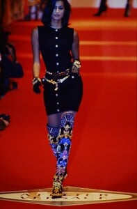 399758339_versace-hc-fw-1991(7).thumb.jpg.e83f025ff7eba5efc244e76007e84d0b.jpg