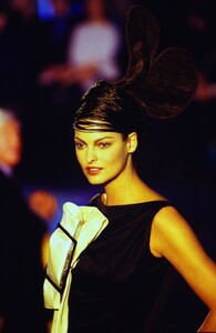 415265071_john-galliano-ss-1996(12).thumb.jpg.ac20c9fe0b49c9dd1ca485d65f396b1e.jpg