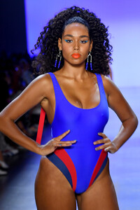 422822752_ChromatSpringSummer2020NewYorkFashionxz1gB1g0Sq4x.thumb.jpg.b27ba2f9da9e5642d476c2b8b40619bb.jpg