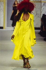 423227609_naomi-campbell(7).thumb.jpg.108db7d0135c073b40174dab66f26865.jpg