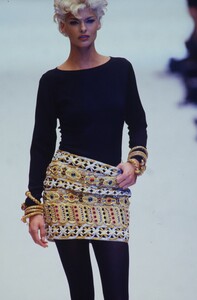 423326772_dolce-gabbana-fw-1991(3).thumb.jpg.830f2e24c91a5f881db4212a7fc55dd5.jpg