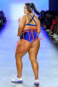 428318693_ChromatSpringSummer2020NewYorkFashionx-RZMPLOlPmx.thumb.jpg.627755bed20322a317f6261c4555fca9.jpg