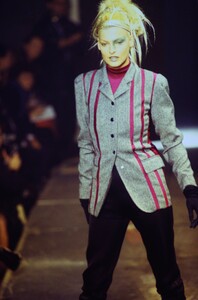 450451990_JeanPaulGaultier1995Fall(3).thumb.jpg.38fb0836a3a80848e449cad4461dc07e.jpg