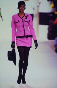 475867451_chanel-ss-1991(6).thumb.jpg.5df2c172ab24989ed62a78986754dd9a.jpg