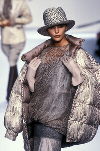 48078094_ChristianDior1994WomenRTW18.thumb.jpg.f5216e7fe855fa8d7a250d9b74f7f048.jpg